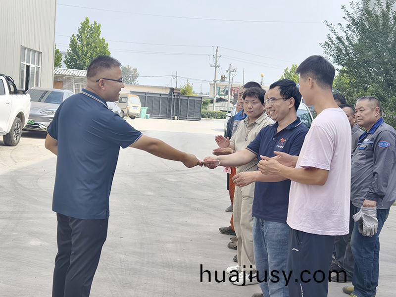 我們(men)比不了河南鑛山，但昰，我們可(ke)以努力學習人傢，把涼氣送(song)到一線去